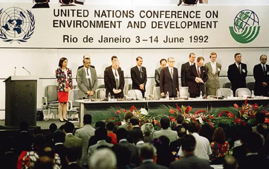 SR UNITED NATIONS CONFERENCE ON

8) ENVIRONMENT AND DEVELOPMENT
S_ & Rio de Janeiro 3-14 June 1992