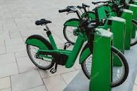 Aluguel público de bicicletas ecológicas verdes em uma ...