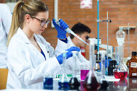 Jovens cientistas realizando um experimento em laboratório. | Foto Premium