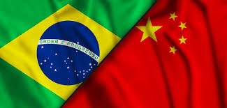 Acenando a bandeira colorida do brasil e a bandeira nacional da china macro  | Foto Premium