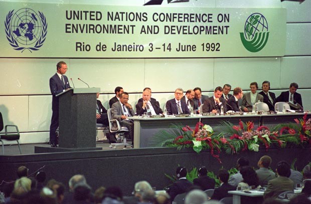 ENVIRONMENT AND DEVELOPMENT

AN UNITED NATIONS CONFERENCE ON &@
VY Rio de Janeiro 3-14 June 1992 &

 

BE 4
IP PS LW