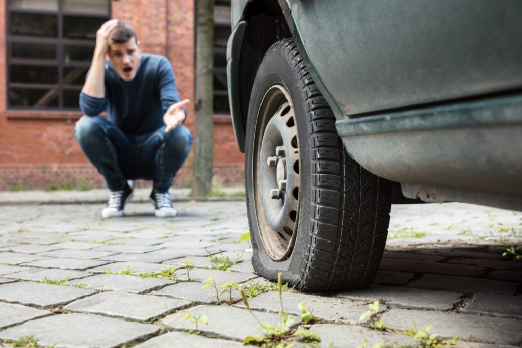 car flat tire and the tyre changing services in dubai